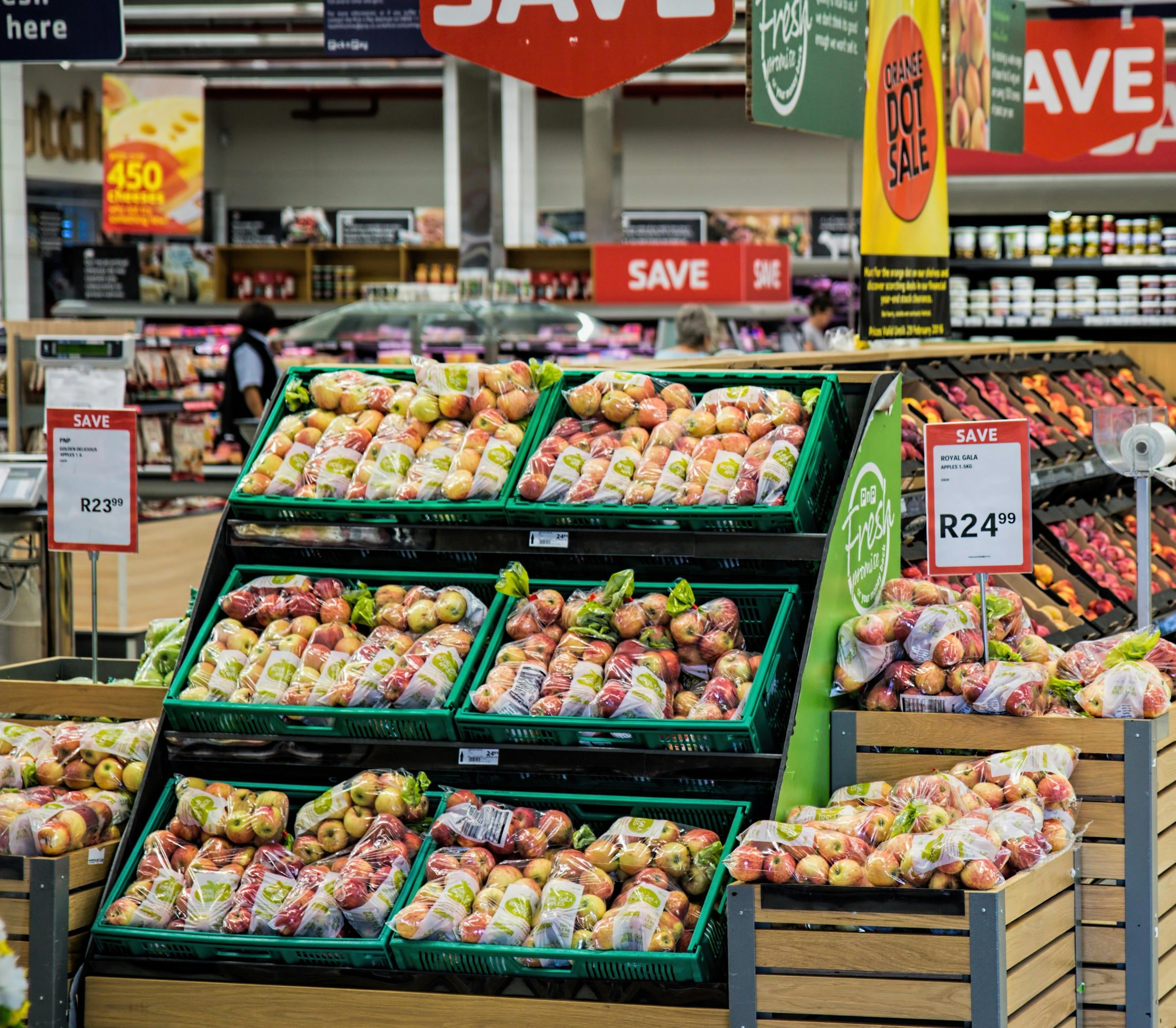 apples in a grocery store on display 